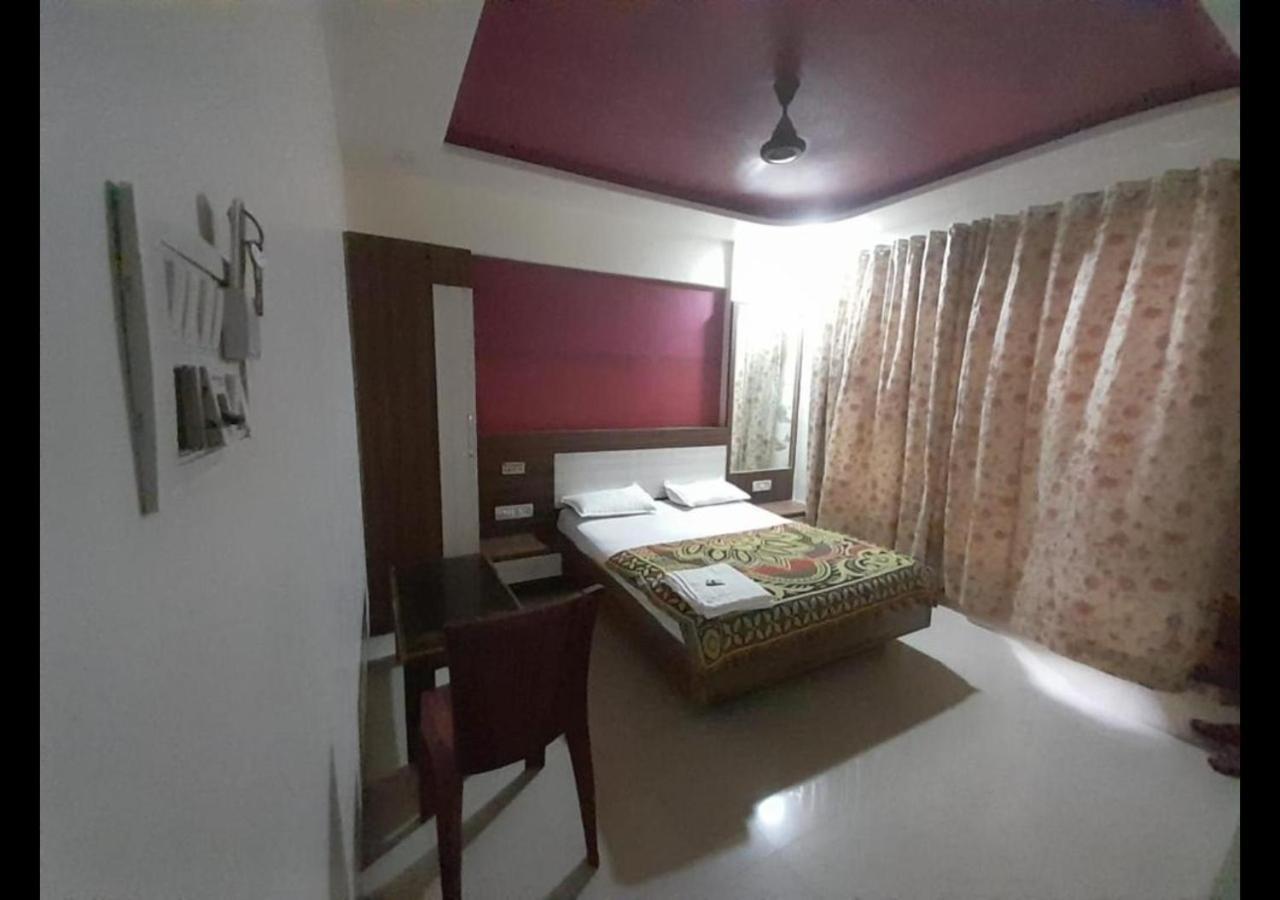 Hotel Sai Ganesh Lodging & Boarding By Wb Inn Titwala エクステリア 写真